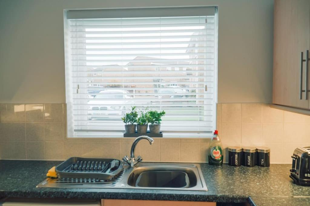 Modern 2 Bed Apartment Near City Centre Chelmsford Exteriör bild