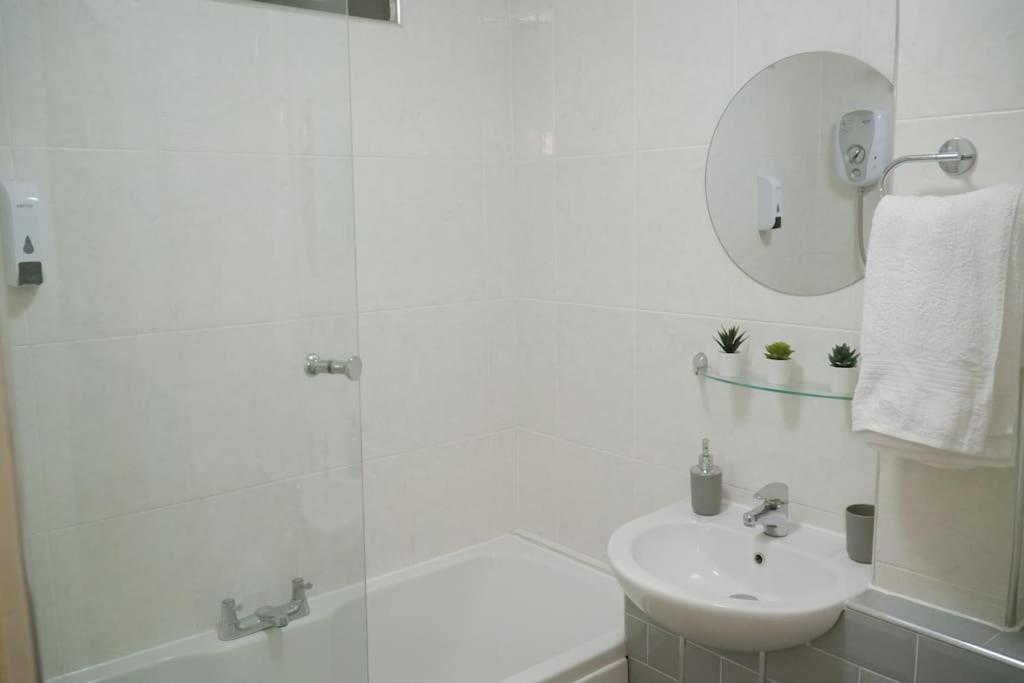 Modern 2 Bed Apartment Near City Centre Chelmsford Exteriör bild